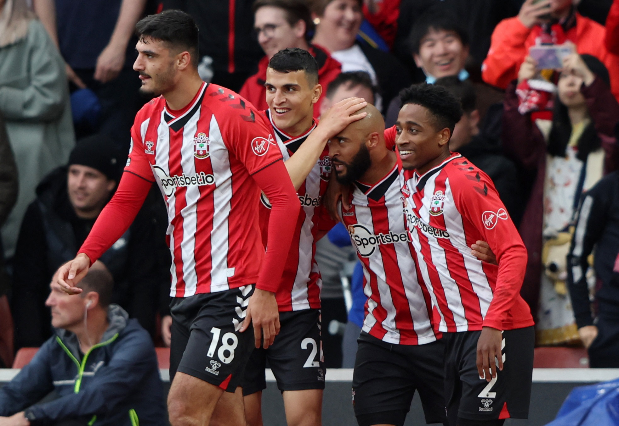 马丁内斯：昨天训练后B费让内维斯主罚任意球；更衣室氛围很好