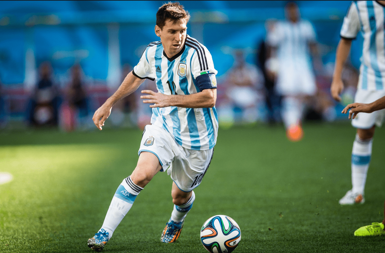 库普梅纳斯：我踢后卫感觉很好；斯帕莱蒂带来了积极的氛围